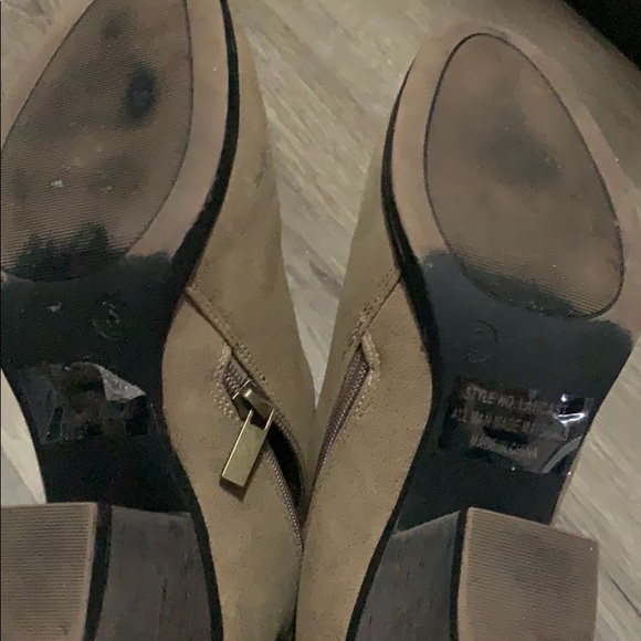 Ankle booties with zippers like new, tan size 6 - Picture 3 of 3